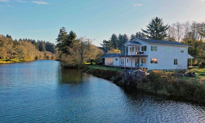 Brookings House | Beach Farmhouse on the River + Hot Tub