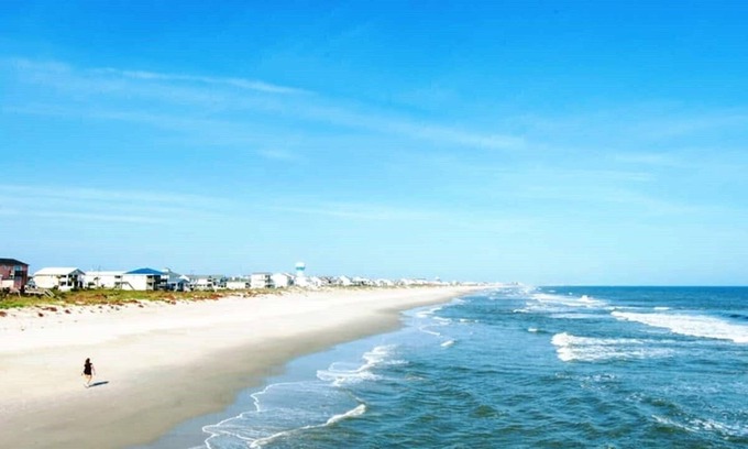 North Carolina Coast House | Beach Flexcation Destination! 1GB Internet/wifi and just seconds from the beach!
