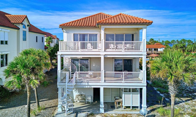 East End House | Beach Front, Swimming Pool, FREE Beach Gear!