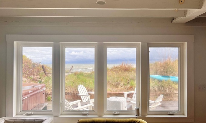 East Ocean View House | BEACH Front w/HOT TUB🔥 Mid Century Home!
