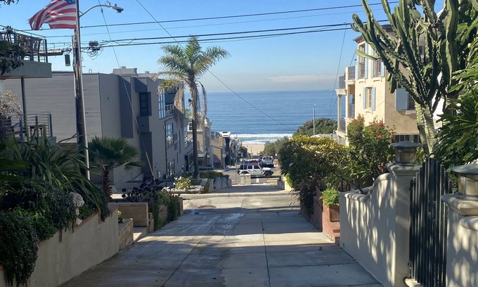 Gas Lamp Section Apartment | Beach Home 3 blocks to the white sand.please no children under the age of 7.
