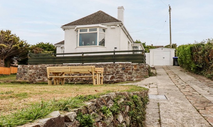Porth House | BEACH HOUSE – 15 ALEXANDRA ROAD, pet friendly, with a garden in Porth