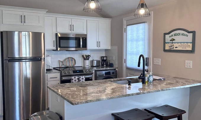 Hampton House | Beach House, Minutes' walk to Casino Area and the Sand, Newly Renovated.
