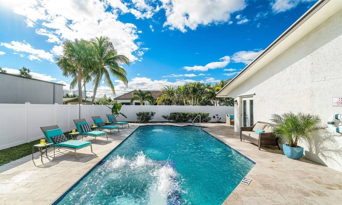 Singer Island House | Beach Lux Heated Pool, Infinity Spa, Cabana, Golden Tee Arcade Walk to Beach