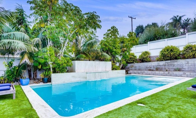 Hill Section House | Beach Pool House Retreat