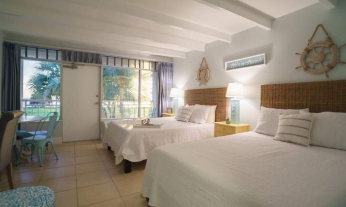 Ruskin Apartment | Beach Resort Studio - Bay side balcony- Sleeps 4 !