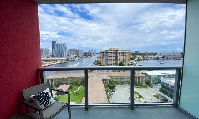 Hallandale Beach Hotel | Beach Studio Apmt 2 Full Beds