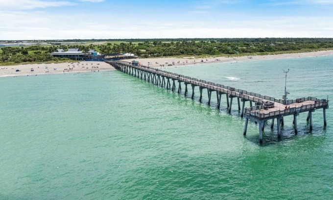 Venice Villa | BEACH VILLA - On Island Venice 2-bedroom/1.5 bath Avail Jan '25 for the season!