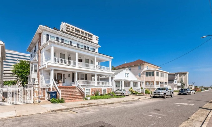 Atlantic City House | BeachBlock! Sleeps 16! W/D! 7 BR 7 BA! Ocean Views
