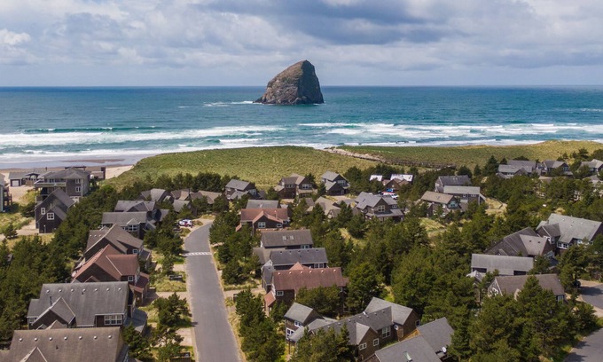 Shorepine Village House | Beachcomber Cottage #161 - Darling family & dog friendly townhome. Pathways to beach.