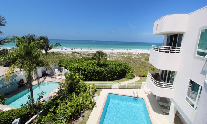 Holmes Beach Condo | Beachfront Anna Maria Island Condo with Shared Pool & Direct Beach Access!