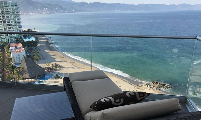 North Hotel Zone Condo | Beachfront - best views! Last minute getaway rates! Thanksgiving is available.
