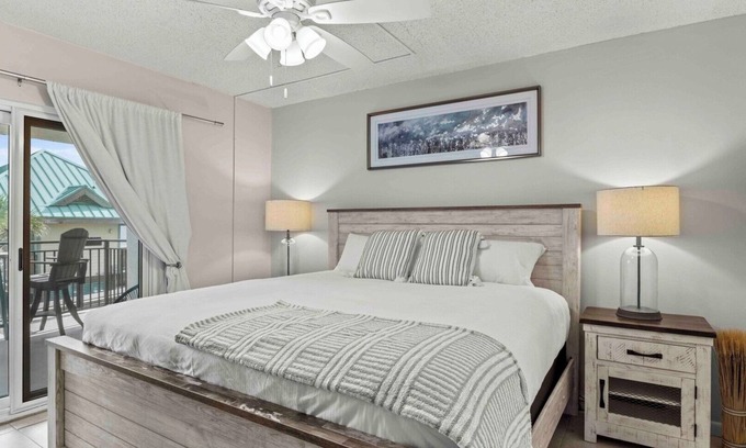 Fort Walton Beach Apartment | Beachfront Bliss 1BR Condo at Emerald Isle 202