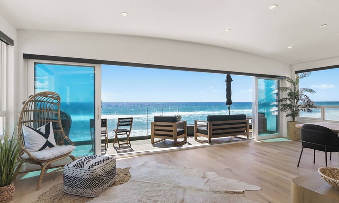 Townsite House | Beachfront Boho Dream Penthouse. Walk 2 Everything! Newly designed SLEEPS 10!