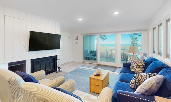 Glen Arbor Condo | Beachfront condo in Glen Arbor with deck, fireplace, Lake Michigan views & W/D