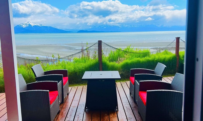 Homer Condo | Beachfront Condo with Private Hot Tub