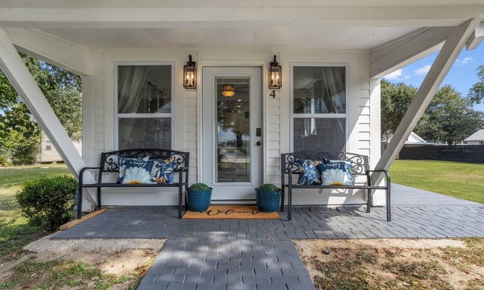 Pass Christian Cottage | Beachfront Cottage with hot tub