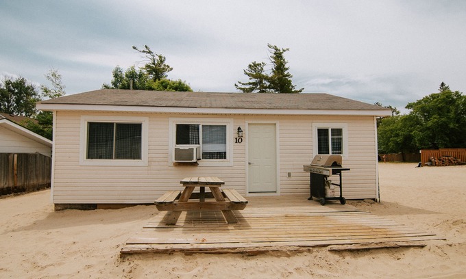 Wasaga Beach Cottage | BEACHFRONT COTTAGE IN WASAGA BEACH - SANDPIPER BEACH RESORT - COTTAGE # 10