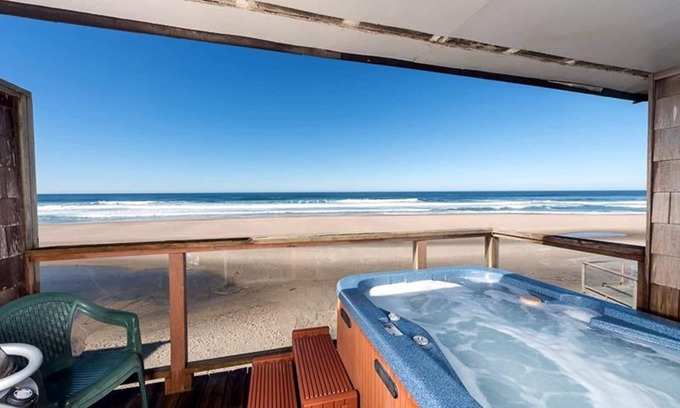 Lincoln City Condo | Beachfront, Hot Tub, BBQ - Oceanside Escape