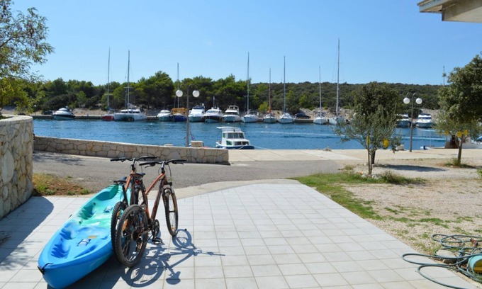 Simuni Apartment | Beachfront Lovro apartment