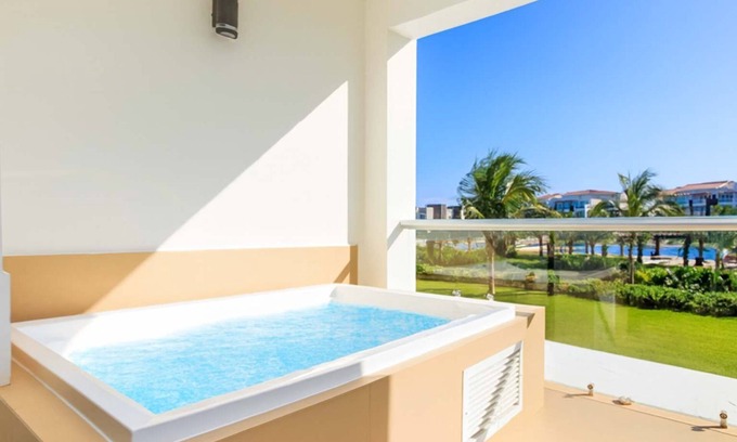 Puerto Juarez Condo | Beachfront Mareazul Condo w/Hot Tub & Mega Pool