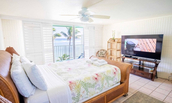 Punaluu Condo | Beachfront PENTHOUSE w/Views & A/C!
