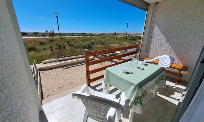 Marseillan Plage Apartment | Beachfront Renovated Apartment with Private Parking and Terrace