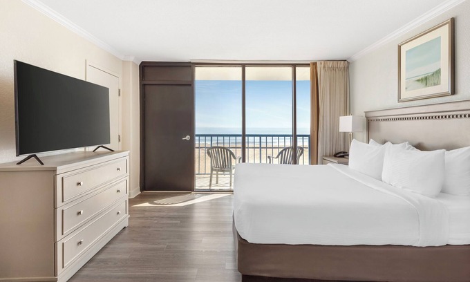 Northeast Virginia Beach Resort | Beachfront Resort with Ocean Views, Rooftop Pool & Private Balconies