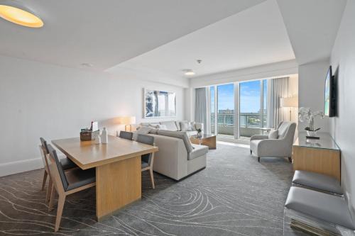 Central Beach Apartment | Beachfront Ritz-Carlton Luxury 1BR Residence