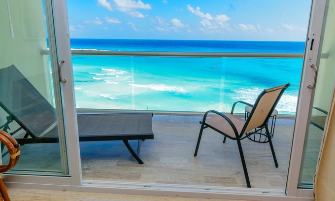 Zona Hotelera Apartment | Beachfront studio with amazing views! Located on the best beach in Cancun!