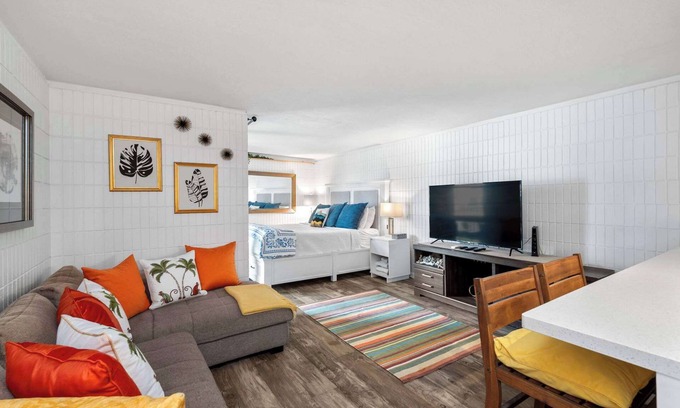 Punaluu Apartment | Beachfront Studio with Partial Ocean View