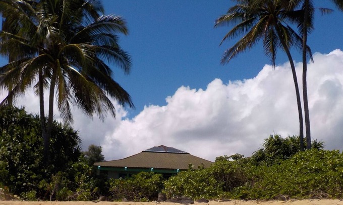 Waialua House | Beachfront traditional Hawaiian home
