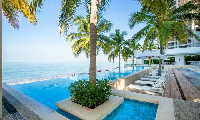 Las Glorias Condo | Beachfront X-Large Corner Unit-2 BDR- Ocean View