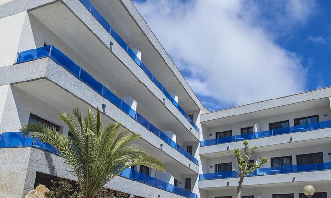 Platja d'Aro Apartment | Beachside Calm Retreat: Renovated, Pool, A/C, Parking, Wi-Fi Included, 150m to Beach