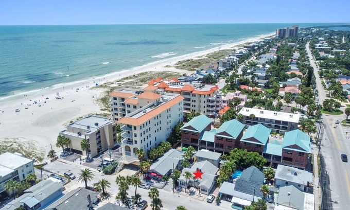 Clearwater Beach House | Beachside Cottage 22/Steps to the beach!