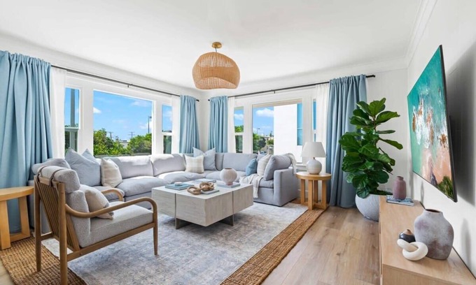 The Strand House | Beachside Home | Steps to Ocean | Parking