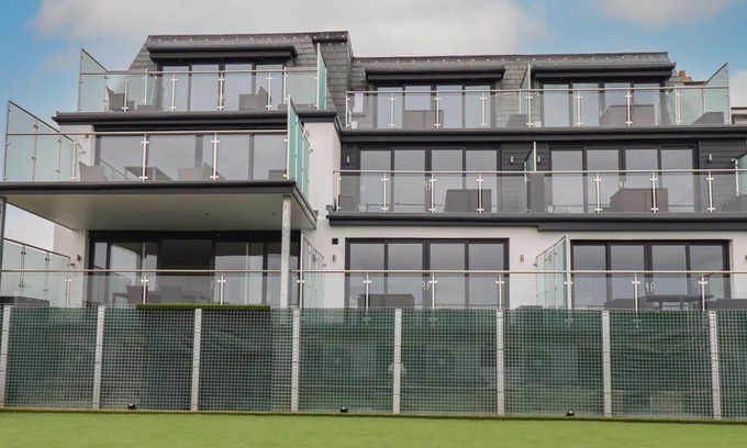 Crantock Apartment | BEACHVIEW APARTMENT 5, pet friendly, with a garden in Crantock