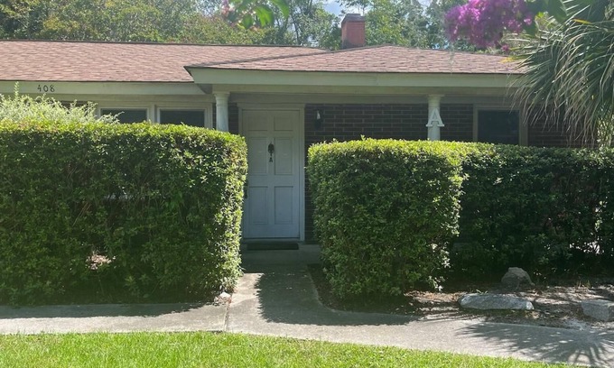 Charleston House | Beachy 3BR - close to DT and Folly