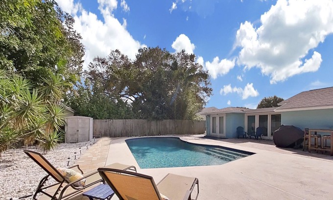 Garden Manor House | Beachy Boho Home with Private Pool 10 min from Beach, 15 Min from Downtown