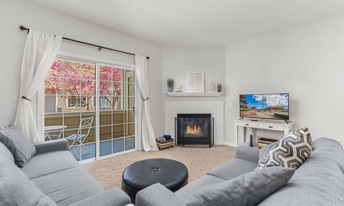 Windsor Condo | Beacon at the Lakes - Cozy & Bright 2bd/2ba Ground Level Condo