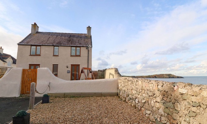 Cemaes Bay Cottage | BEACON COTTAGE, pet friendly, country holiday cottage in Cemaes Bay