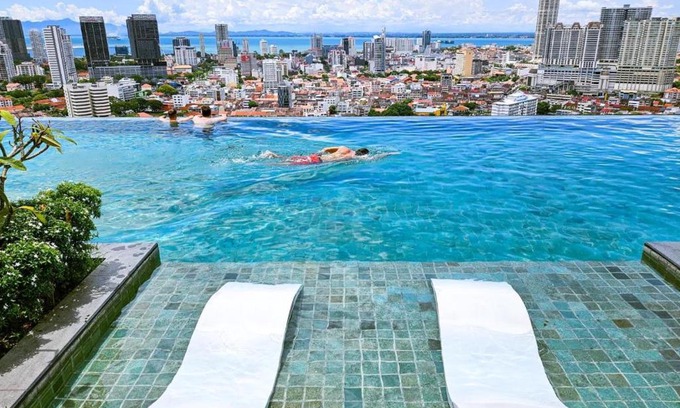 George Town Apartment | Beacon Executive Suite - Skypool Penang View
