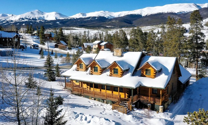 Breckenridge House | Bear Creek Mining Lodge: Mountain Style, Hot Tub
