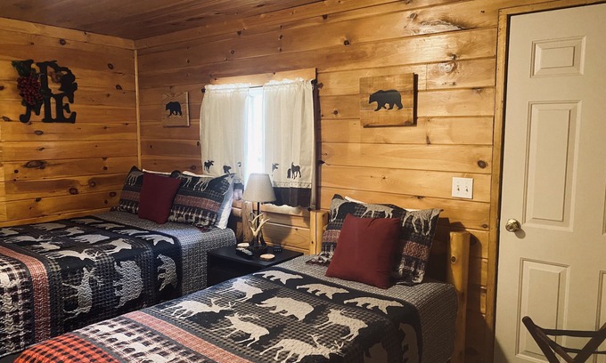 Wellston Hotel | Bear Den at The Black Bear Inn! Satellite, WiFi, Near Resorts & Hiking Trails!