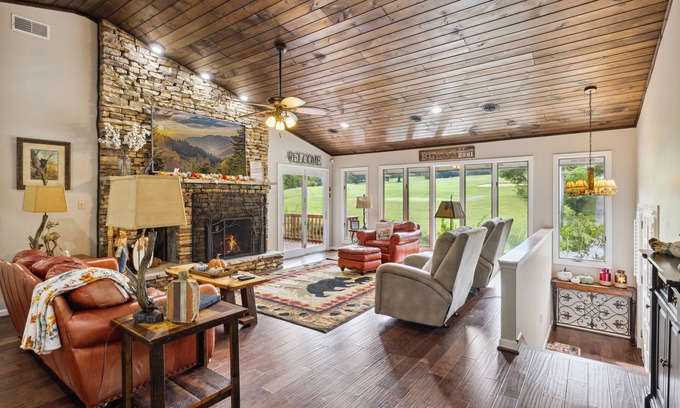 Gatlinburg - Pigeon Forge Cabin | Bear Lodge at Bent Creek is a Creekside Golf Course Oasis!
