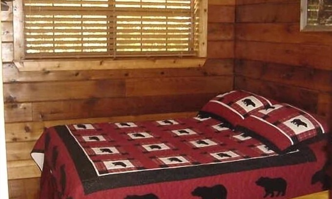Murphy Cabin | Bear Necessity Log Cabin -