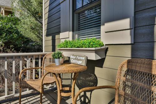 Big Canoe House | Bear Pause Cottage - Big Canoe Cottage Rental - Fireplace, Screened Porch, Ping Pong, Stylish Decor, Hiking Trails - Big Canoe,