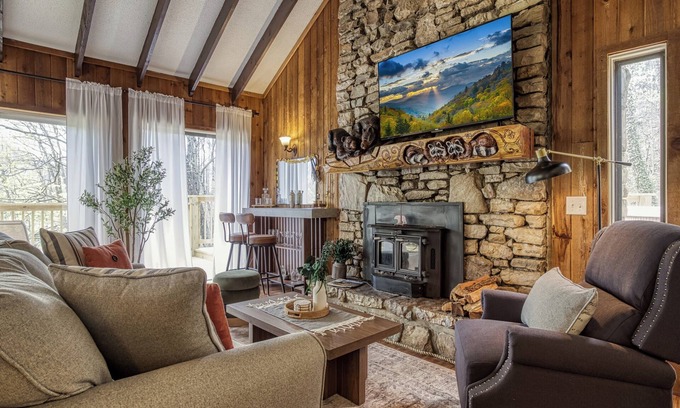 Gatlinburg - Pigeon Forge Cabin | BEARADISE - Cozy Cabin -Mtn Views - Hot tub - Pools - Games