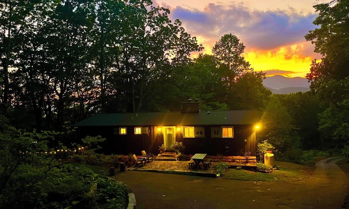 Black Mountain House | Bearfoot Hideaway: casual luxury, mtn views,4+acres, sauna,<5 to town, love dogs