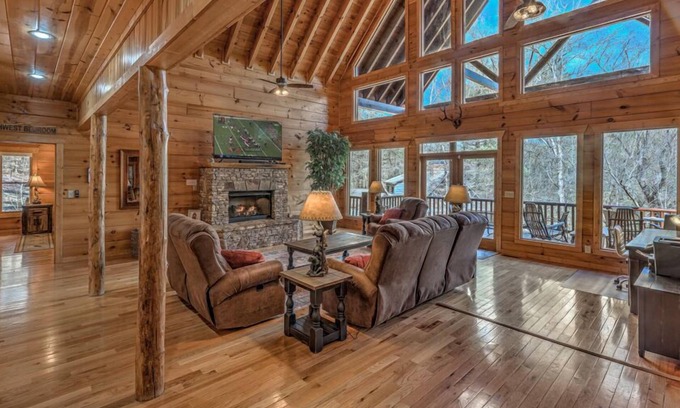 McCaysville Cabin | Bearfoot Lodge - Pet Friendly | Hot Tub | River front | Pool Table | Shuffleboard